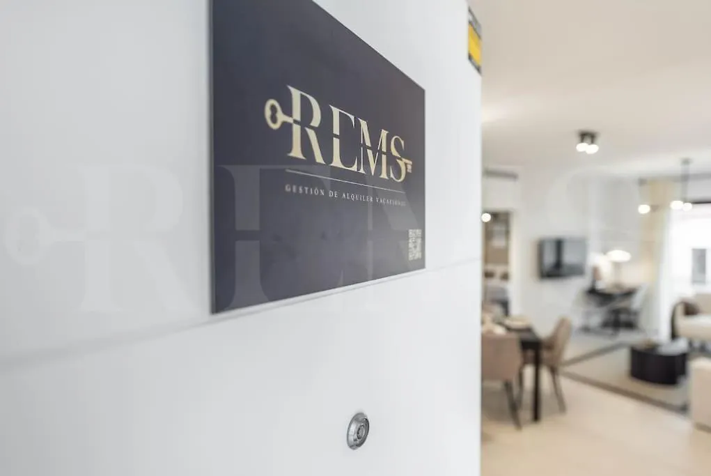 Modern Apartment With Patio & Parking By Rems Malaga